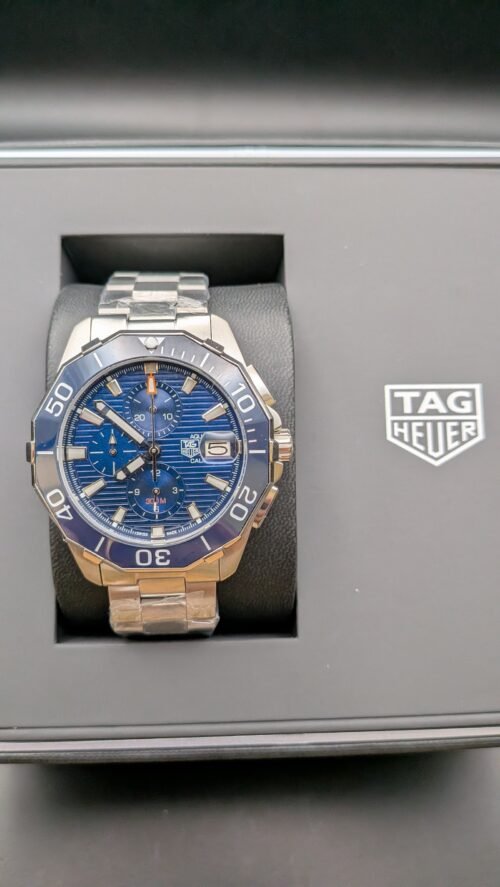 TAG Heuer — cronógrafo con esfera azul texturizada, bisel azul y brazalete de acero