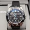 TAG Heuer — esfera negra ondulada con detalle celeste, bisel negro y correa de caucho negra