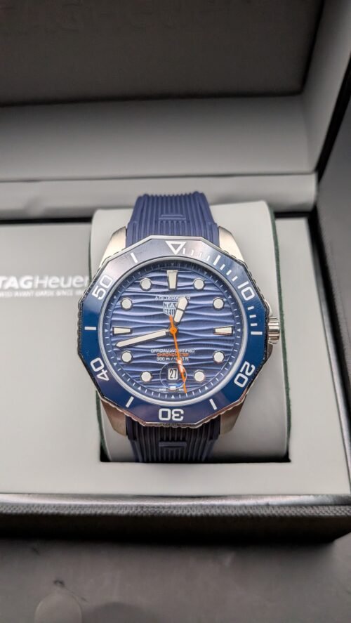 TAG Heuer — esfera azul ondulada con detalle naranja, bisel azul y correa de caucho azul