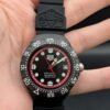 TAG Heuer — esfera negra con aro rojo, caja negra y correa de caucho negra