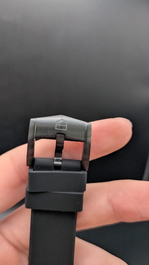 TAG Heuer — esfera negra con aro rojo, caja negra y correa de caucho negra