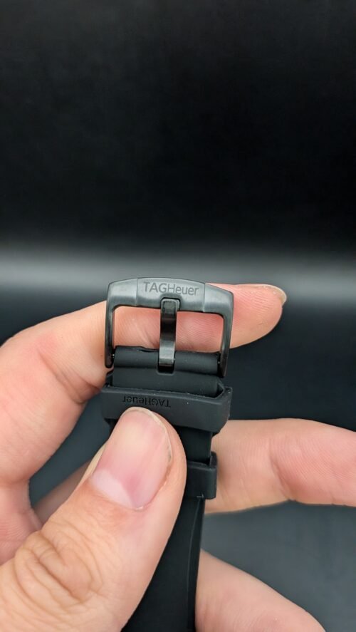 TAG Heuer — cronógrafo con esfera negra y detalles amarillos, caja negra y correa de caucho negra