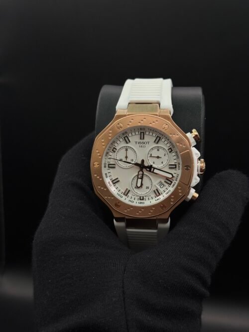 Tissot — cronógrafo con esfera blanca, caja oro rosa y correa de caucho blanca