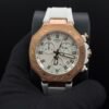 Tissot — cronógrafo con esfera blanca, caja oro rosa y correa de caucho blanca
