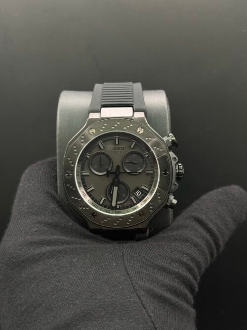 Tissot — cronógrafo con esfera gris oscura, caja gris y correa de caucho negra