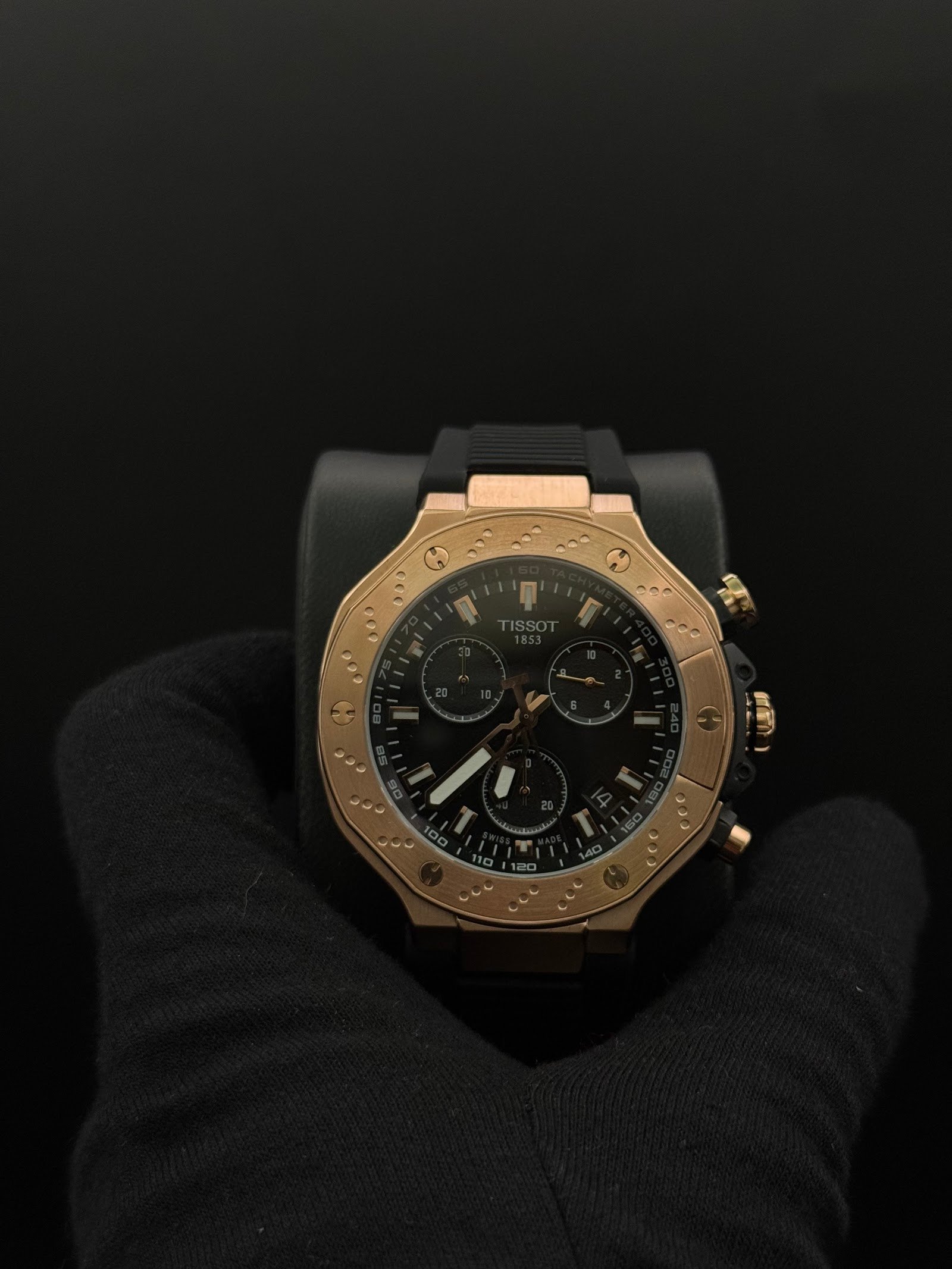 Tissot — cronógrafo con esfera negra, caja oro rosa y correa de caucho negra