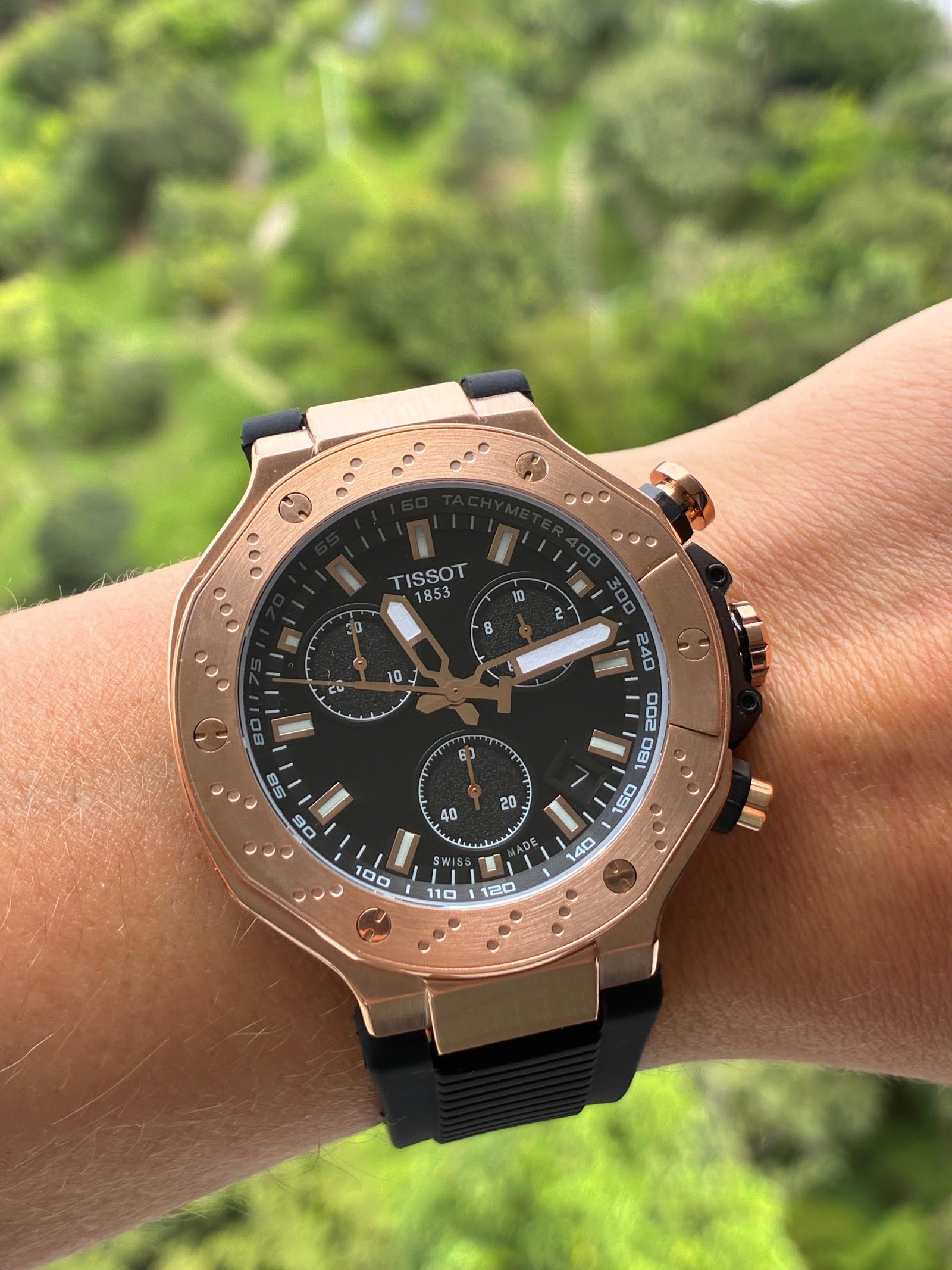 Tissot — cronógrafo con esfera negra, caja oro rosa y correa de caucho negra
