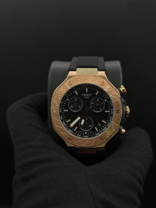 Tissot — cronógrafo con esfera negra, caja oro rosa y correa de caucho negra