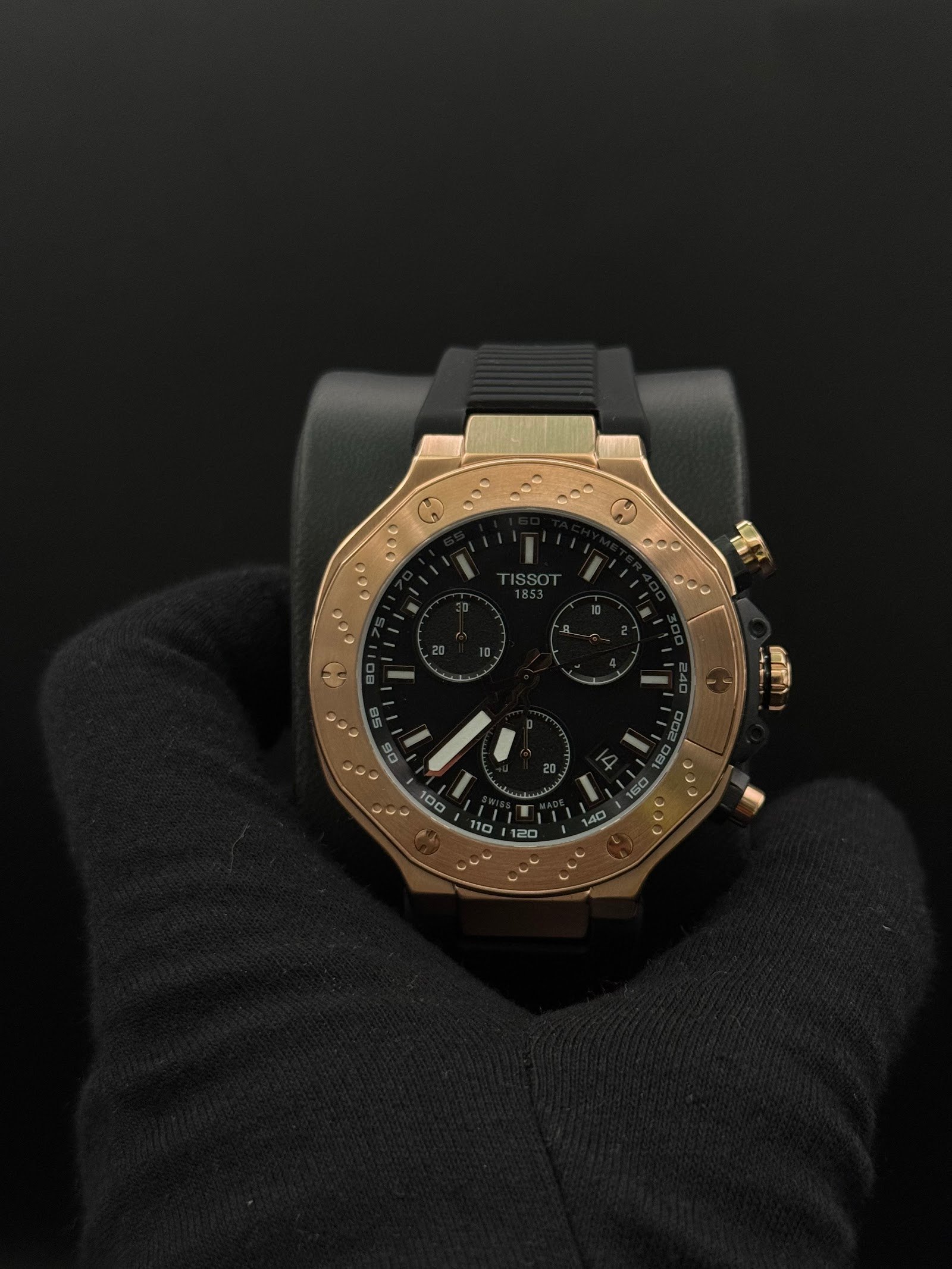 Tissot — cronógrafo con esfera negra, caja oro rosa y correa de caucho negra