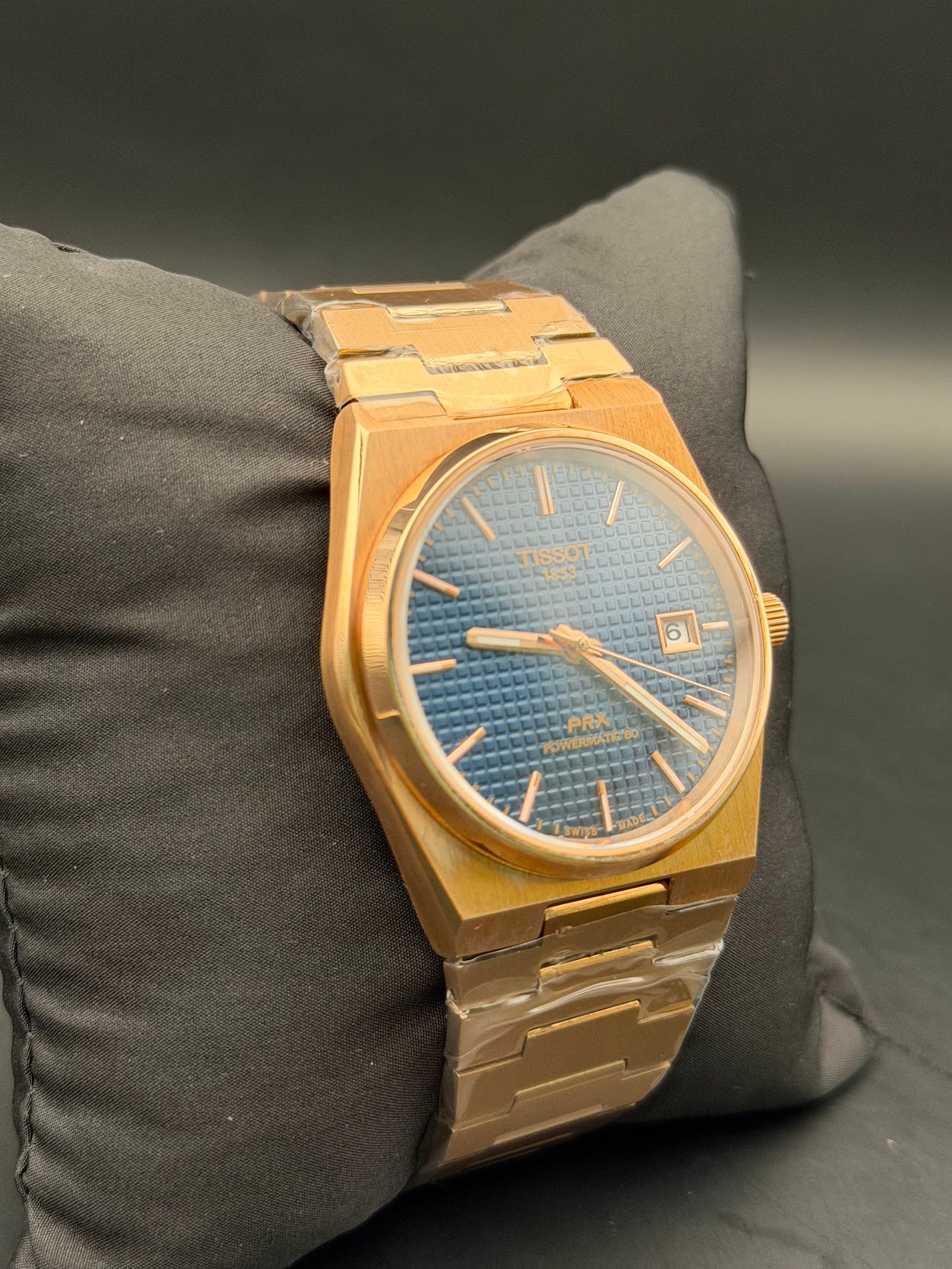 Tissot — esfera azul texturizada, caja y brazalete dorados