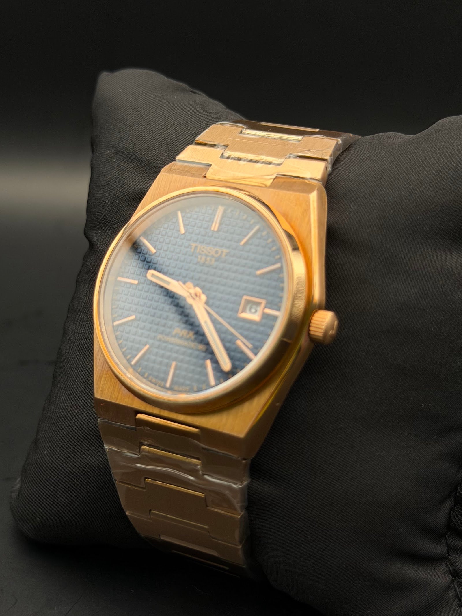 Tissot — esfera azul texturizada, caja y brazalete dorados