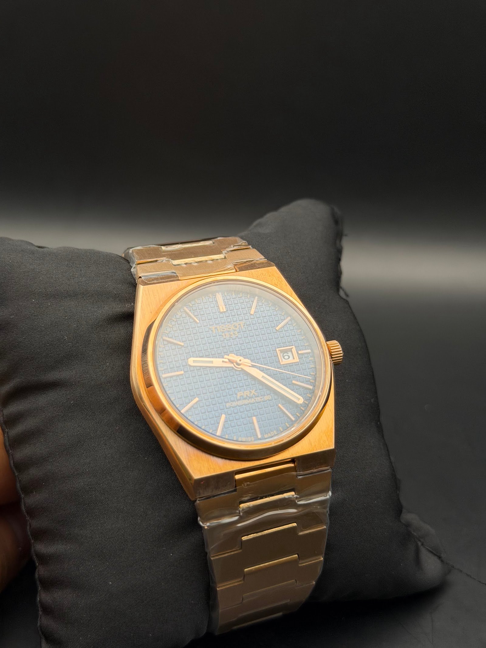 Tissot — esfera azul texturizada, caja y brazalete dorados