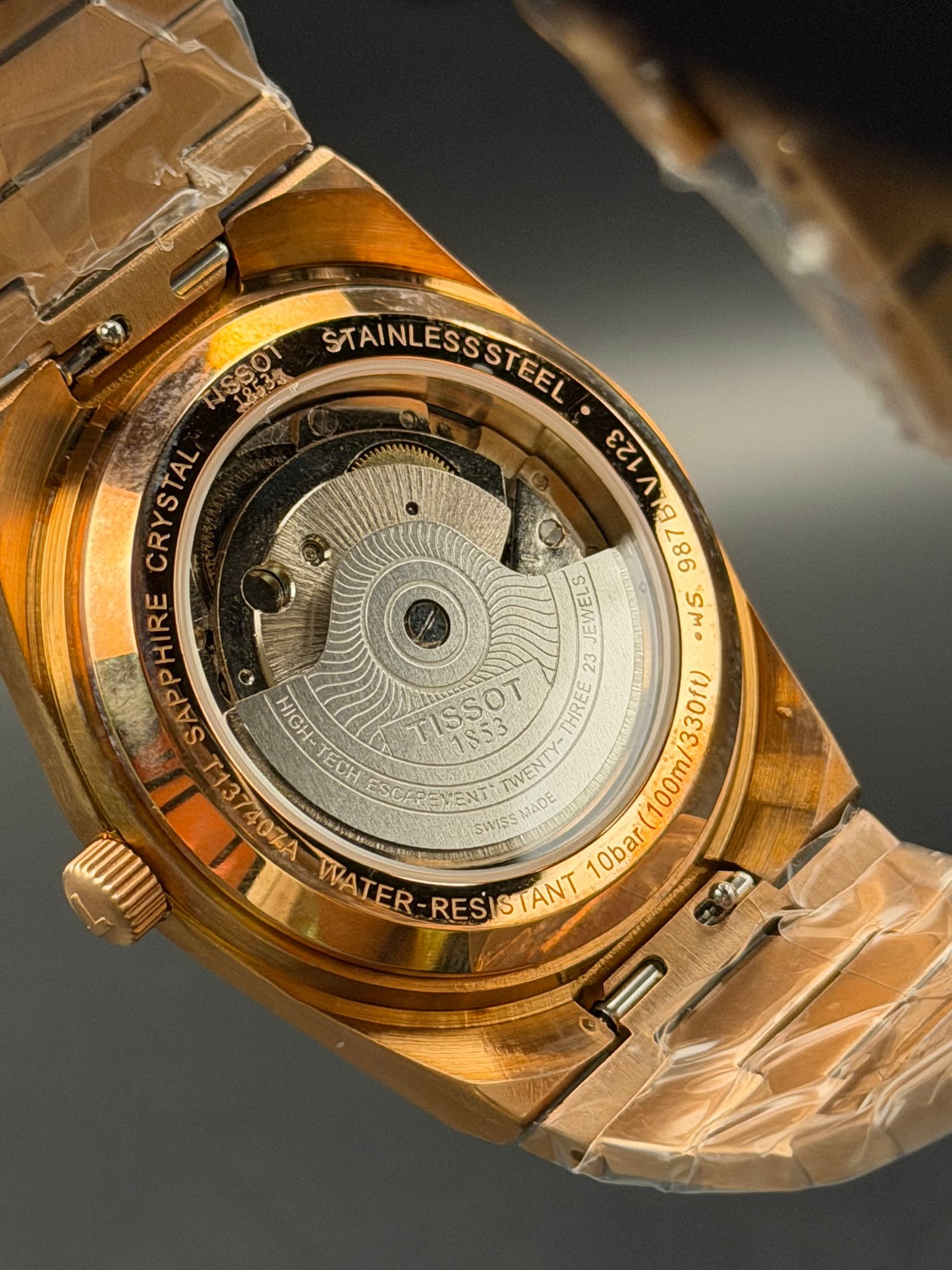 Tissot — esfera azul texturizada, caja y brazalete dorados
