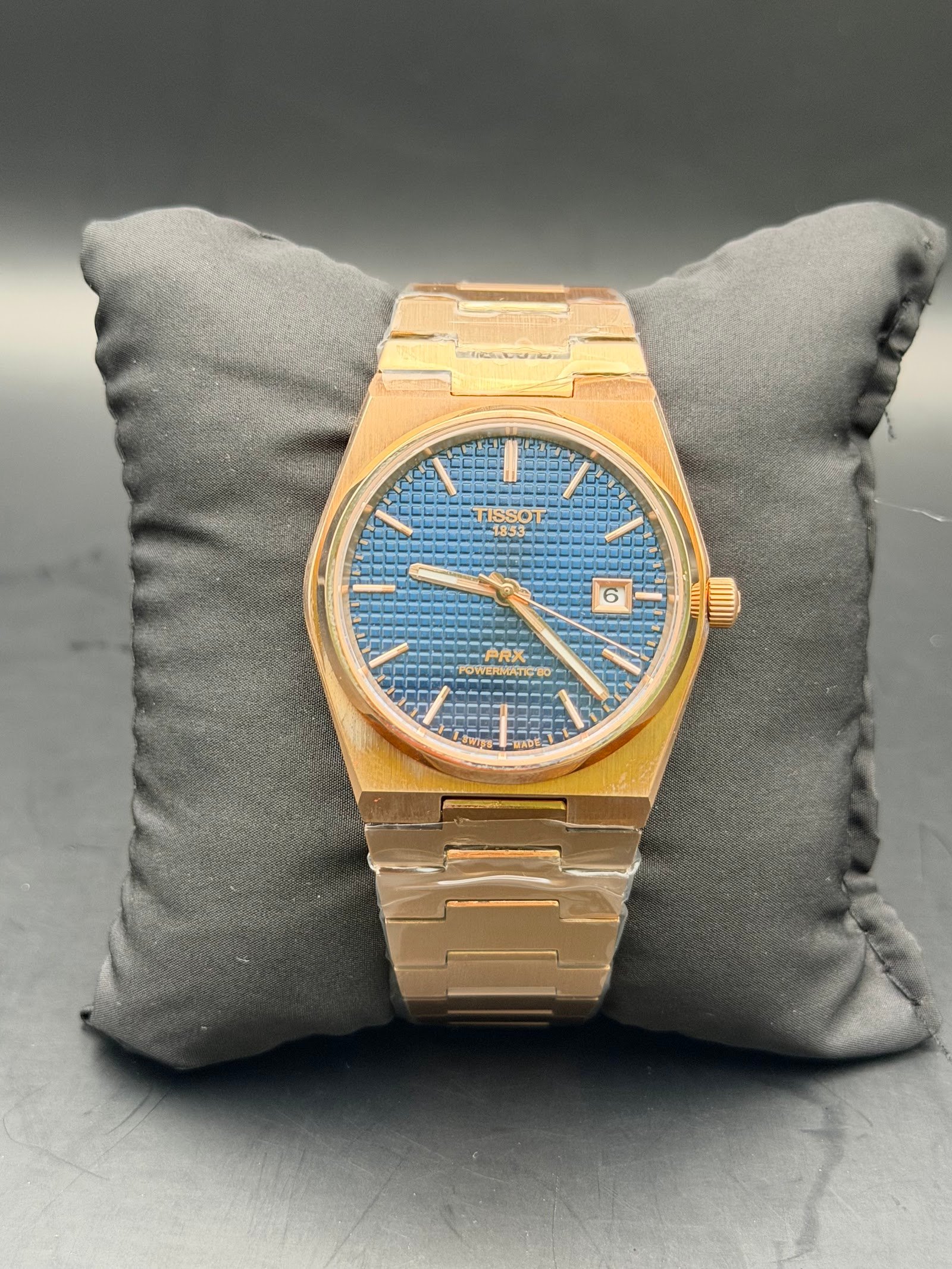 Tissot — esfera azul texturizada, caja y brazalete dorados