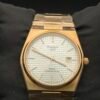 Tissot — esfera blanca texturizada, caja y brazalete dorados