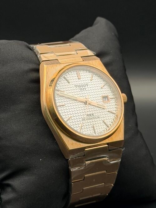 Tissot — esfera blanca texturizada, caja y brazalete dorados