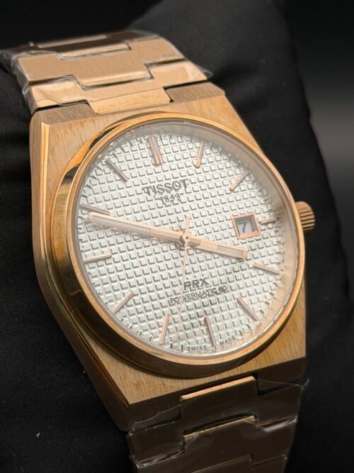 Tissot — esfera blanca texturizada, caja y brazalete dorados
