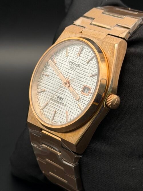 Tissot — esfera blanca texturizada, caja y brazalete dorados