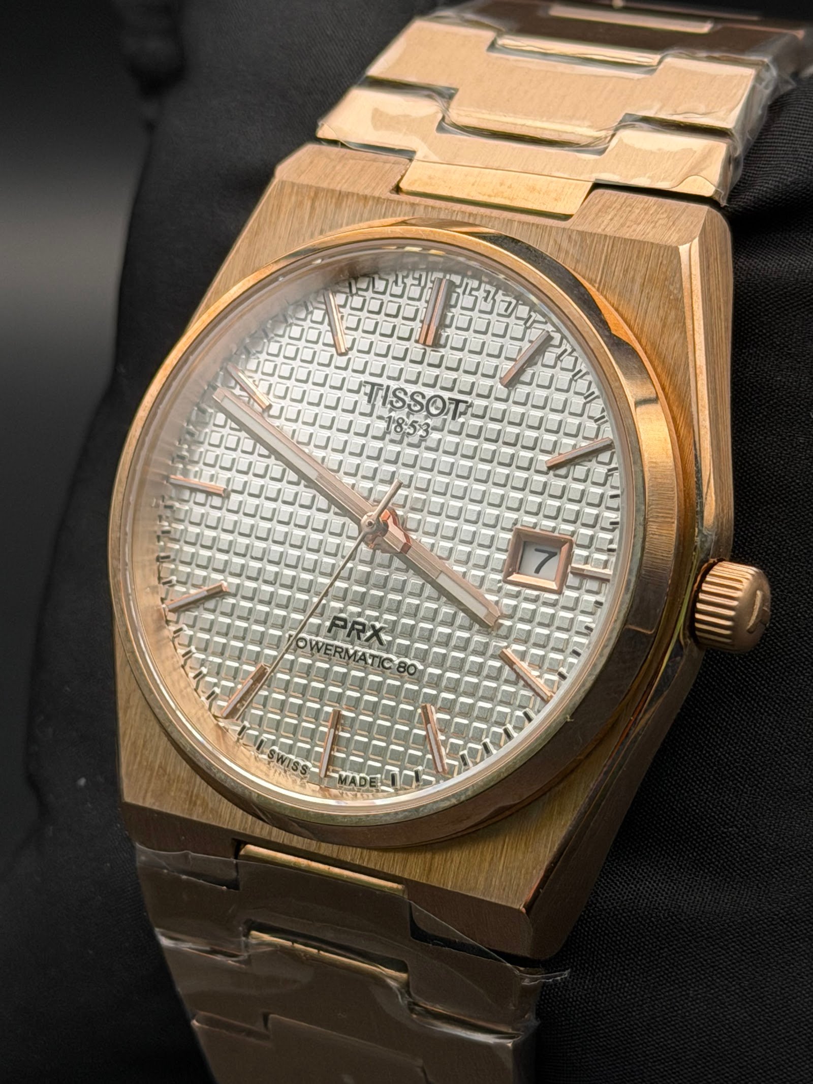 Tissot — esfera blanca texturizada, caja y brazalete dorados