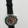 Tissot — cronógrafo con esfera negra y aros dorados, caja de acero y correa de caucho negra
