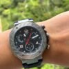 Tissot — cronógrafo con esfera negra y detalles rojos, caja de acero y correa de caucho negra
