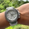 Tissot — cronógrafo con esfera blanca, caja de acero y correa de caucho gris clara