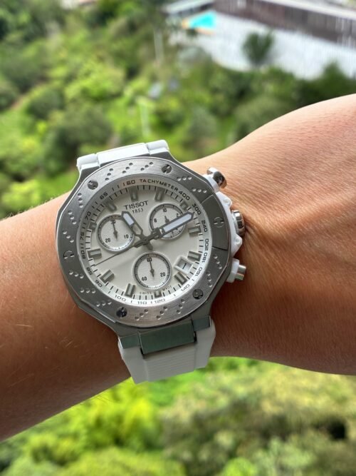 Tissot — cronógrafo con esfera blanca, caja de acero y correa de caucho gris clara