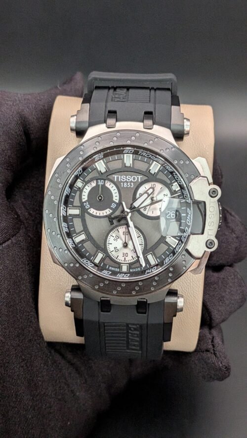 Tissot — cronógrafo con esfera gris y subesferas blancas, caja gris y correa negra