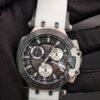 Tissot — cronógrafo con esfera gris y subesferas blancas, caja gris y correa blanca