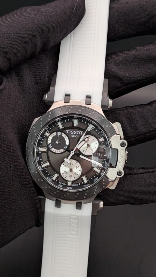 Tissot — cronógrafo con esfera gris y subesferas blancas, caja gris y correa blanca