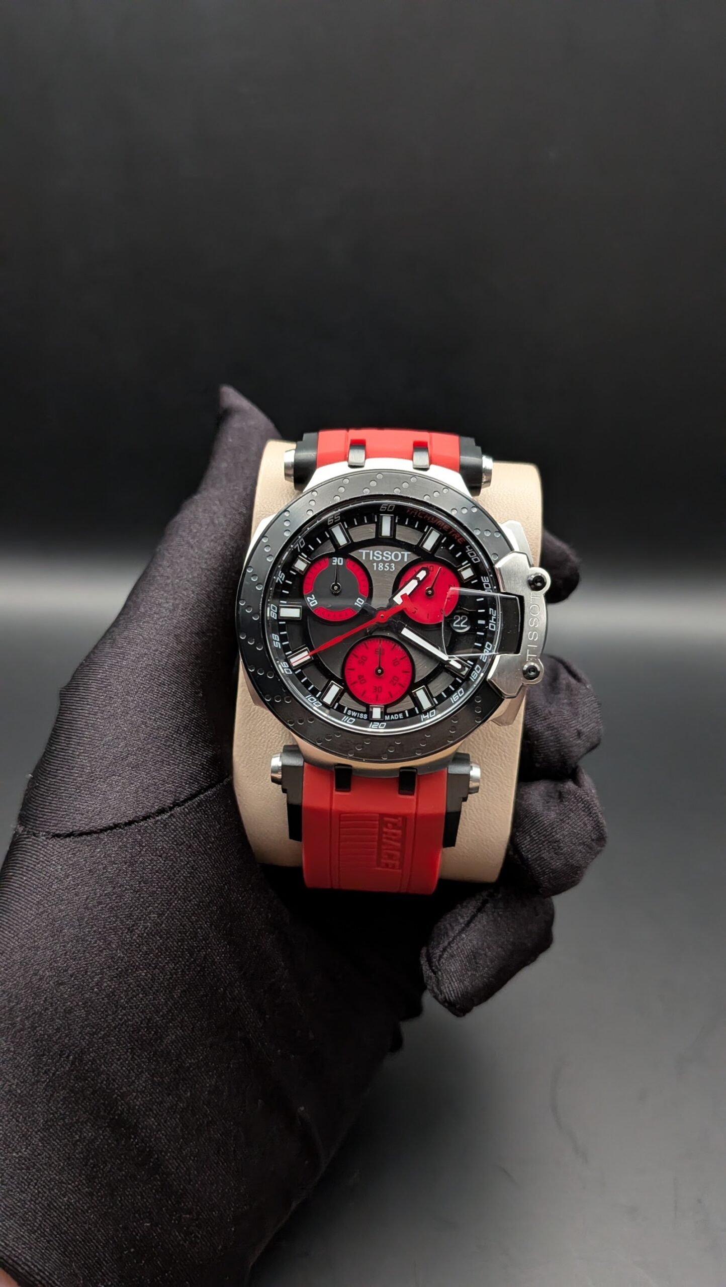 Tissot — cronógrafo con esfera negra y subesferas rojas, correa de caucho roja