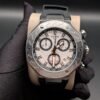 Tissot — cronógrafo con esfera blanca, caja de acero y correa de caucho negra