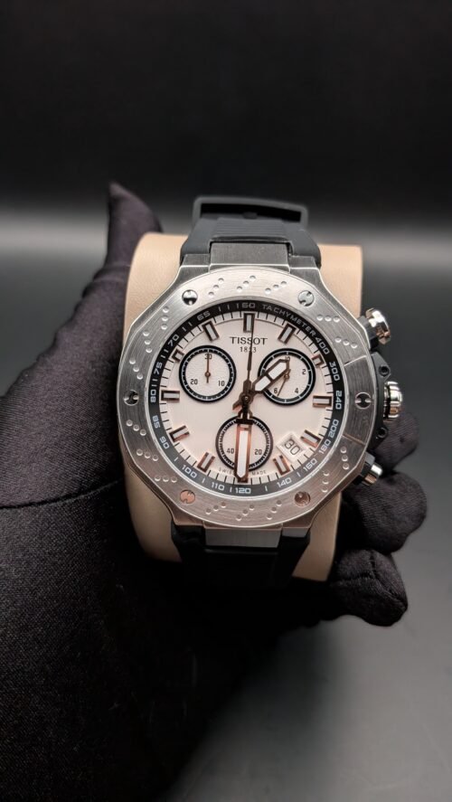 Tissot — cronógrafo con esfera blanca, caja de acero y correa de caucho negra