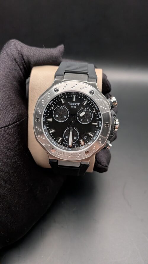Tissot — cronógrafo con esfera negra, caja de acero y correa de caucho negra