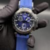 Tissot — cronógrafo con esfera azul, caja de acero y correa de caucho azul