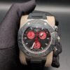 Tissot — cronógrafo con esfera negra y subesferas rojas, caja de acero y correa negra