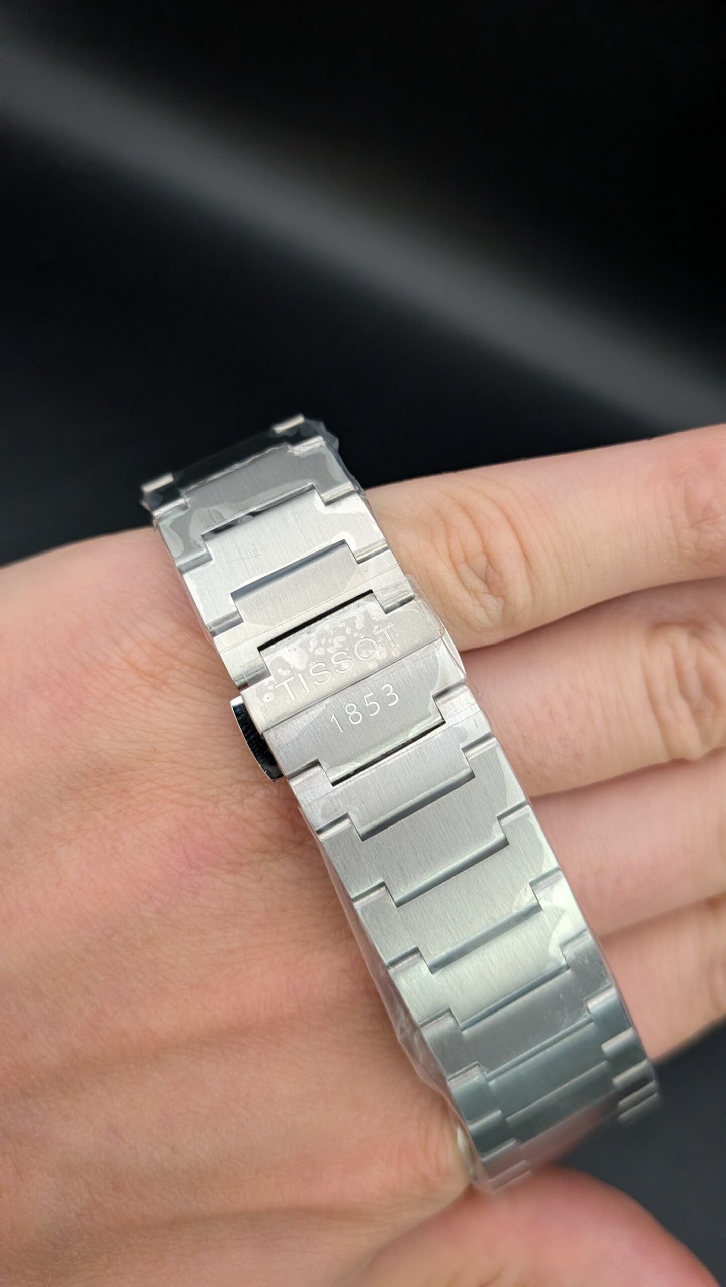Tissot — esfera azul, bisel oro rosa estriado y brazalete de acero