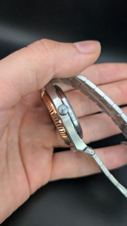 Tissot — esfera azul, bisel oro rosa estriado y brazalete de acero