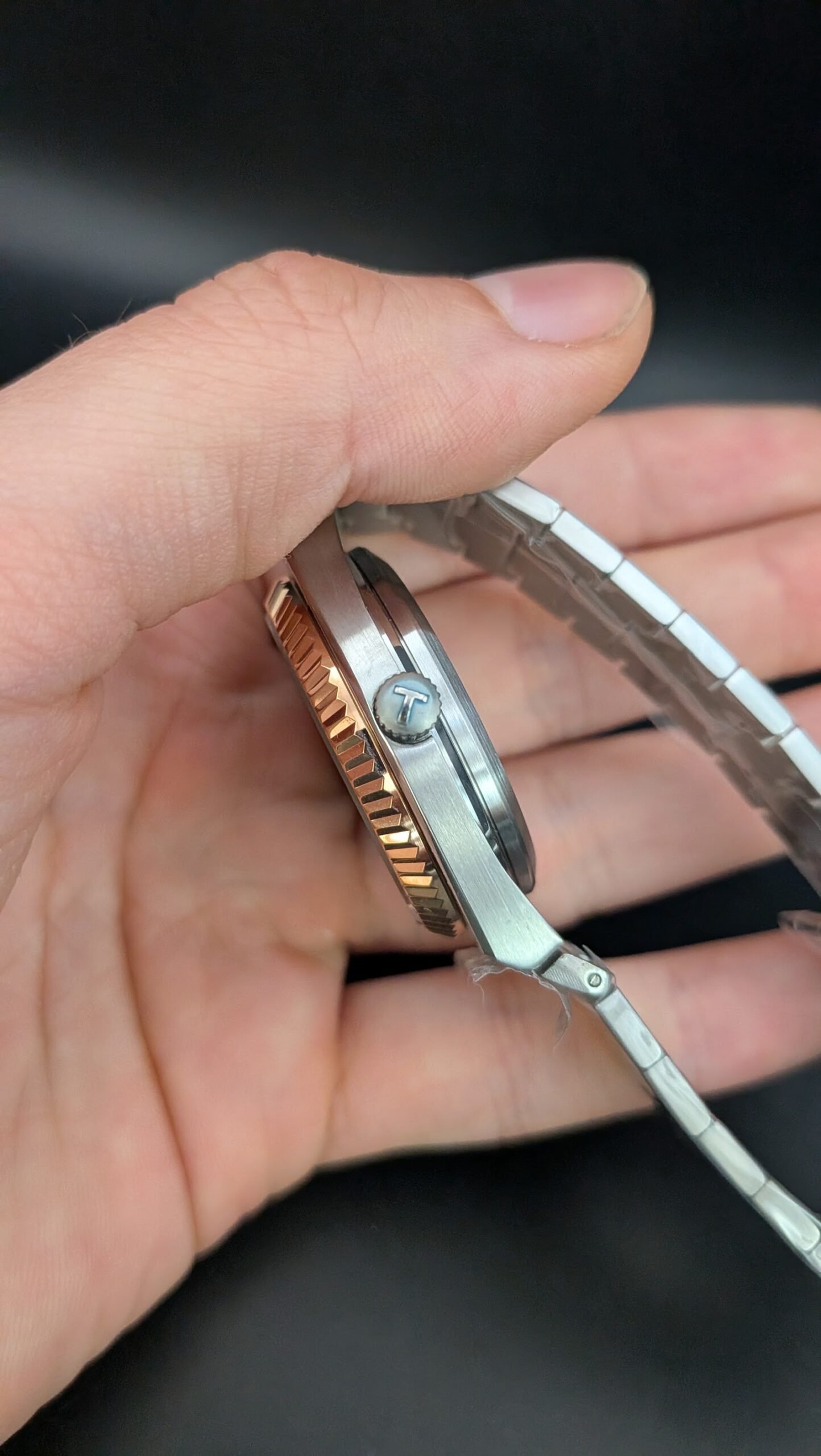 Tissot — esfera azul, bisel oro rosa estriado y brazalete de acero