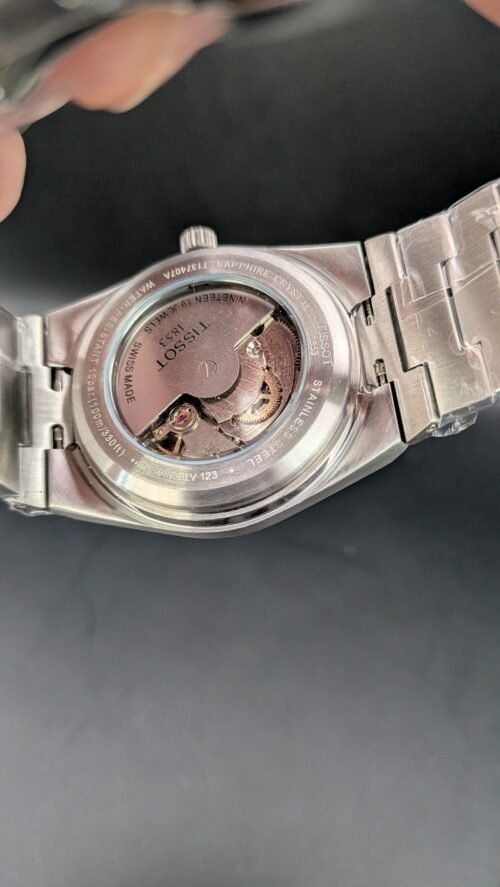 Tissot — esfera azul, bisel oro rosa estriado y brazalete de acero