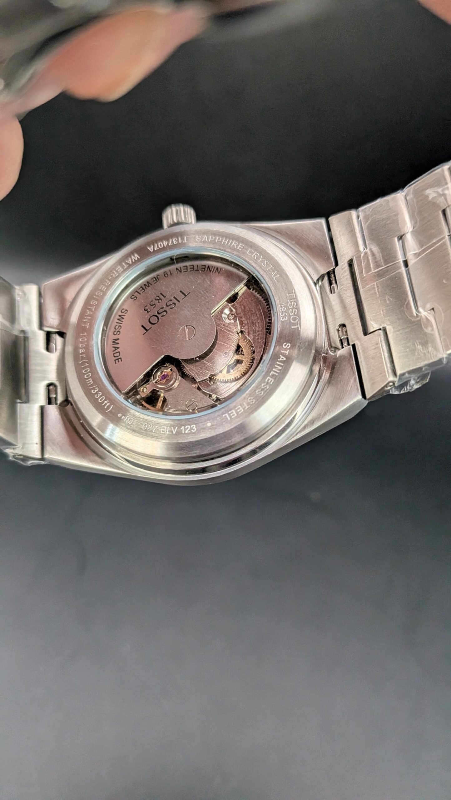 Tissot — esfera azul, bisel oro rosa estriado y brazalete de acero