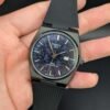 Tissot — esfera azul texturizada, caja negra y correa de caucho negra