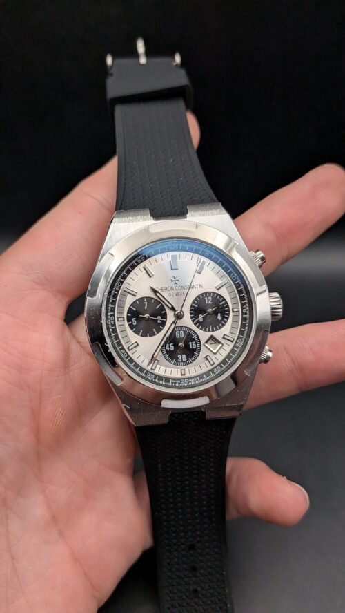 Vacheron Constantin — cronógrafo con esfera plateada y subesferas negras, correa de caucho negra