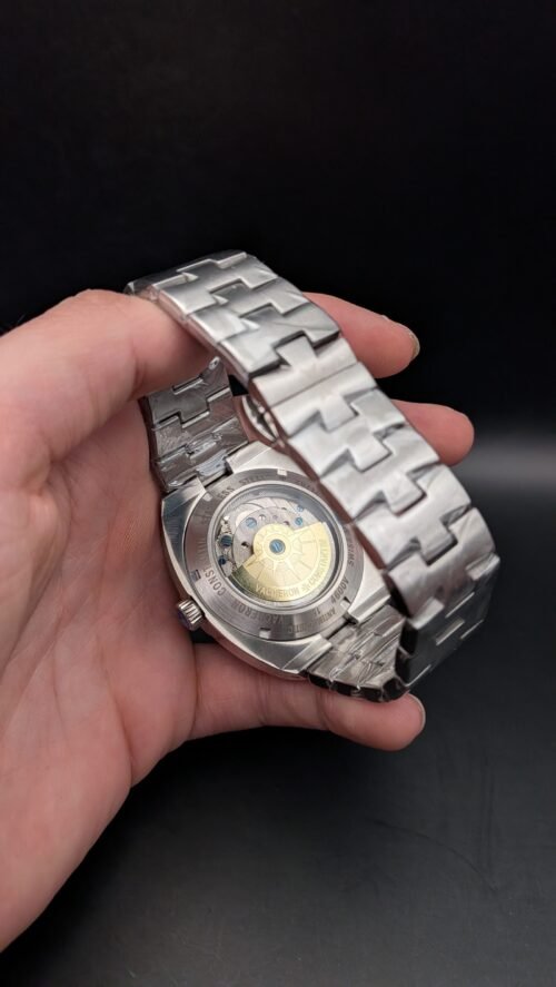 Vacheron Constantin — esfera negra con tourbillon a la vista y brazalete de acero