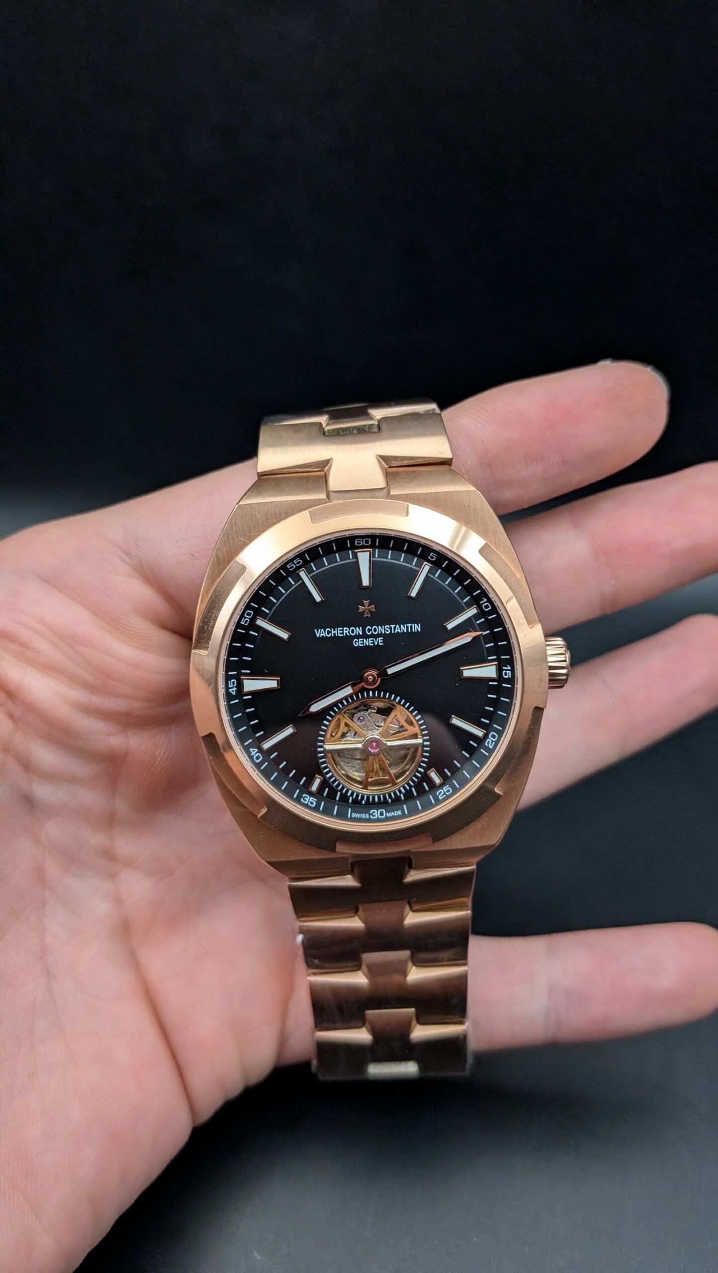 Vacheron Constantin — esfera negra con tourbillon a la vista, caja y brazalete oro rosa