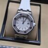Audemars Piguet — esfera blanca, bisel con brillantes y correa de caucho blanca