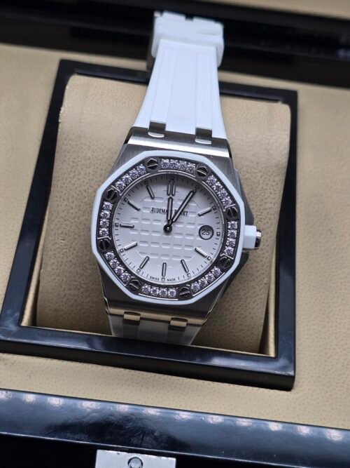 Audemars Piguet — esfera blanca, bisel con brillantes y correa de caucho blanca