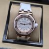 Audemars Piguet — esfera blanca, caja oro rosa con brillantes y correa blanca