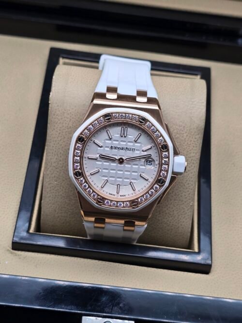 Audemars Piguet — esfera blanca, caja oro rosa con brillantes y correa blanca