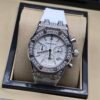 Audemars Piguet — cronógrafo con esfera blanca, caja con brillantes y correa blanca